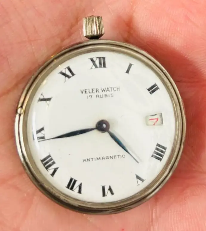 Vintage 1960s Veler Swiss Mechanical Coin Watch Helvetia Case 17 Rubis Date.