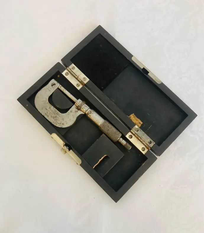 Antique metal micrometer measuring tool in wooden box! 17x7cm
