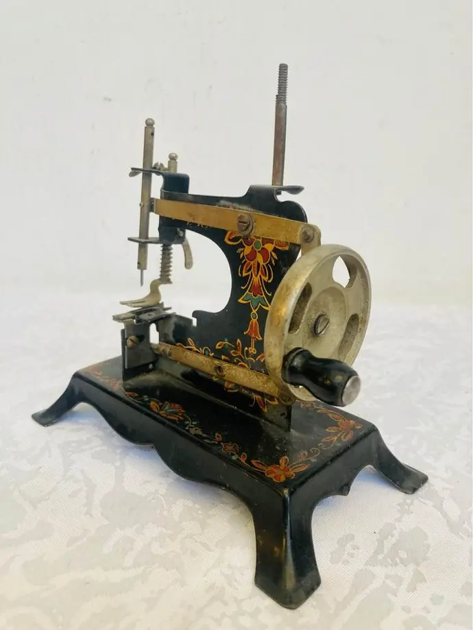 Antique 1940's small metal toy sewing machine! 15x15x8cm