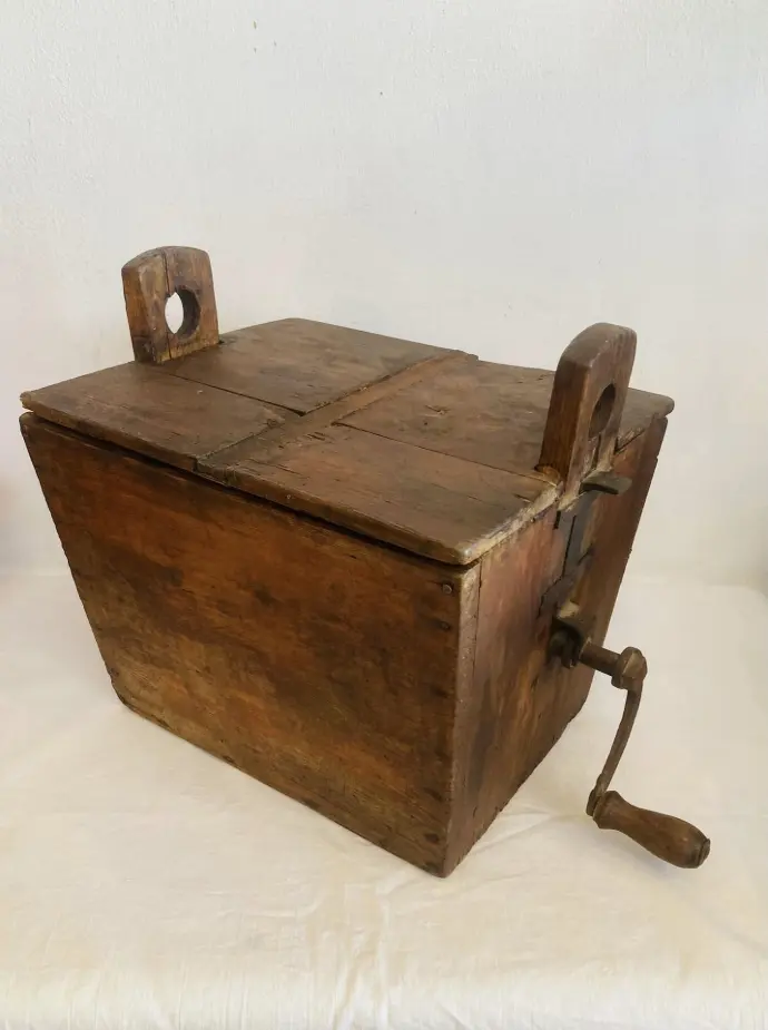 Antique Rare 1800’s Wooden butter with churn hand crank. 35x28x34cm.