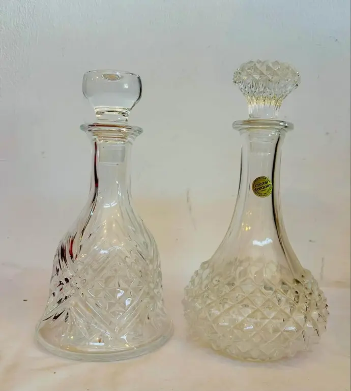 Pair of vintage Crystal decanters in great conditions. 26x13cm.