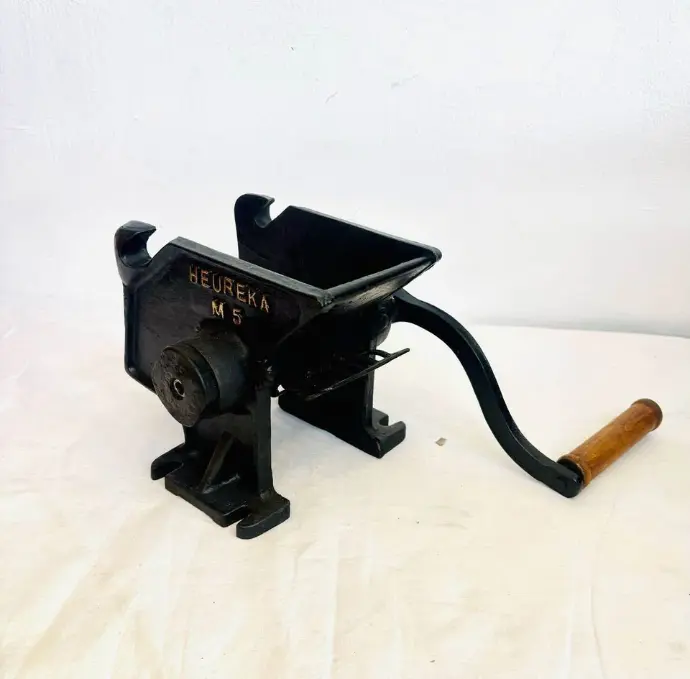 Antique Rare 1920’s Cast Iron Grain Mill. 18x18x17cm Handle 30cm