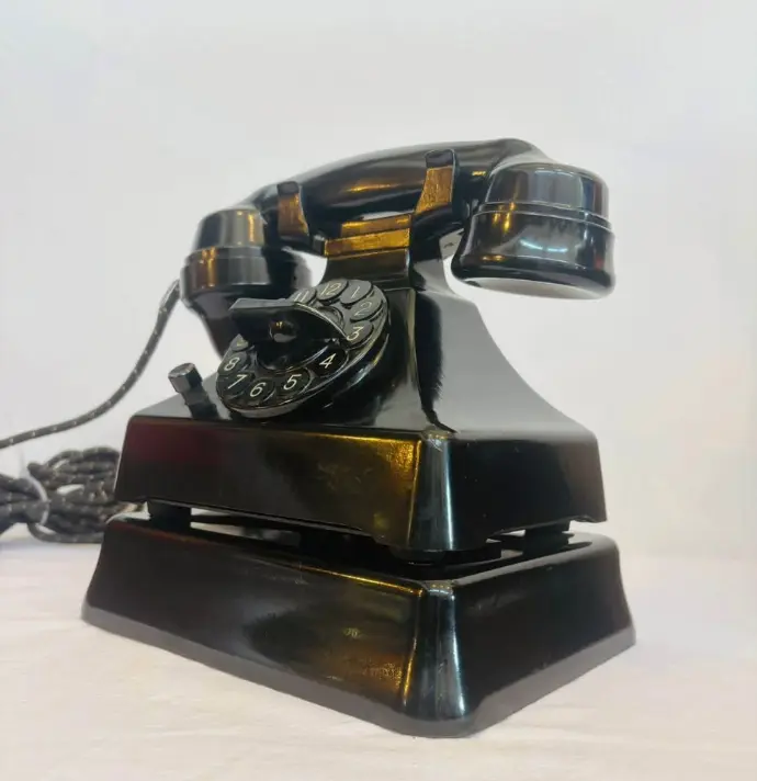 Antique 1940’s Rare Model bakelite British Temco telephone. Great condition. 25x22x17cm