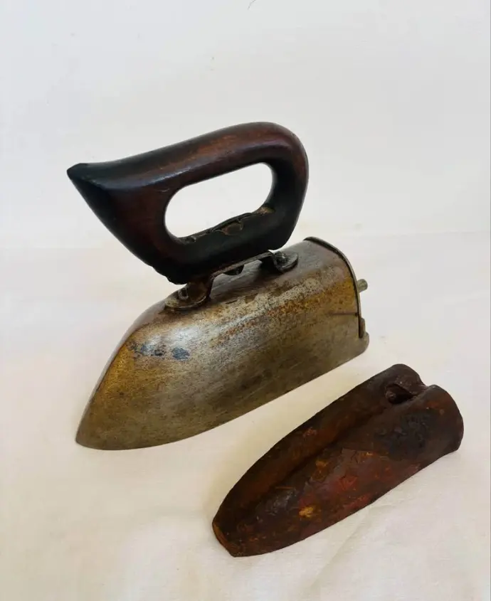 Antique rare coal iron with inside warming plate. 22x17x10cm