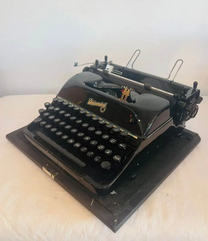 Antique 1940’s Rheinmettal Cast Iron Typewriter in Wooden Case. Mint Great condition. Fully working. 32cm