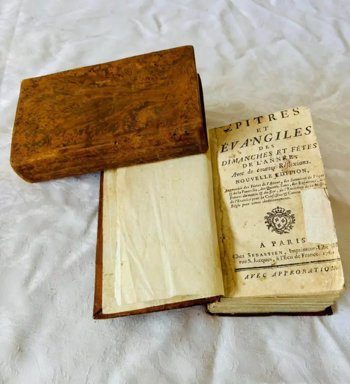 2 Antiques original dated 1761 French bibles books. 15x10x4cm. 500pages.