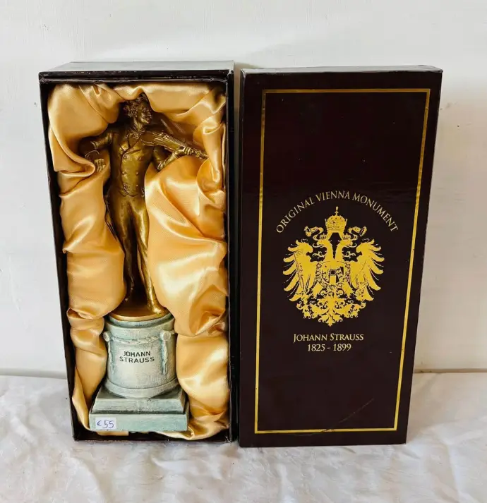 Vintage collectible original Vienna Strauss statue in box. 28x14x12cm