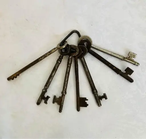 Collection of 7 antiques keys!