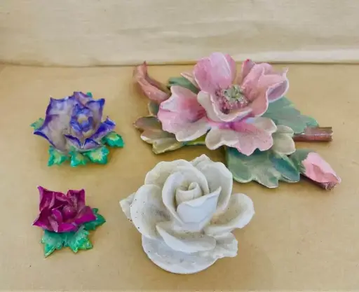 Collection of 4 antiques handmade porcelain flowers !