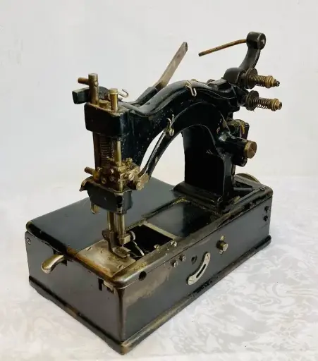 Antique 1800’s heavy duty cast iron sewing machine! Working!