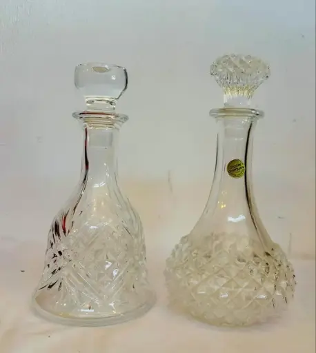 Pair of vintage Crystal decanters in great conditions. 26x13cm.