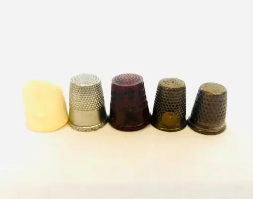 Collection of 5x antiques metal & Bakelite sewing thimbles.2cm