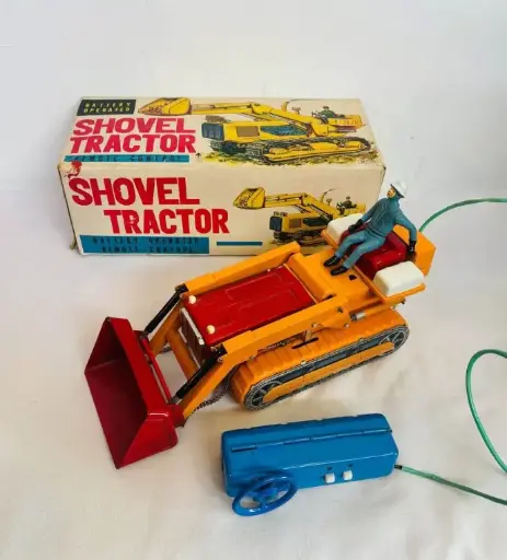 Vintage 1950-60’s large tin toy tractor SKK made in Japan. Great condition with box. 32x14x11cm