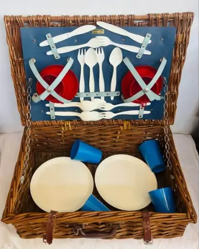 Vintage 1960-70’s picnic basket set. Made in England. 52x35x18cm