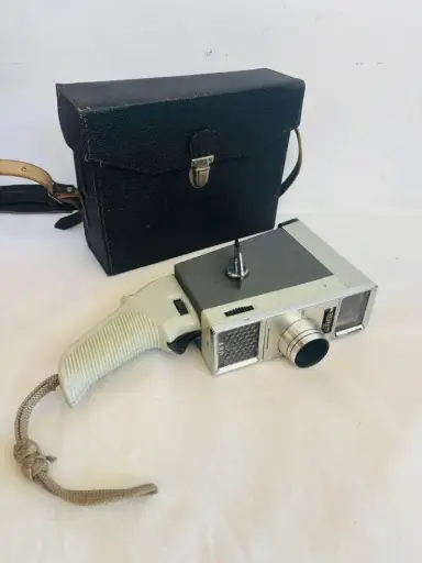 Vintage Metal 1950’s Mechanical Super 8 Movie Camera in Outstanding Condition. Works. With case. 27cm