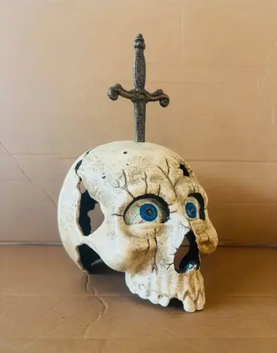 Large vintage Decorative heavy cast iron skull with moving eyes. 27x23x17cm