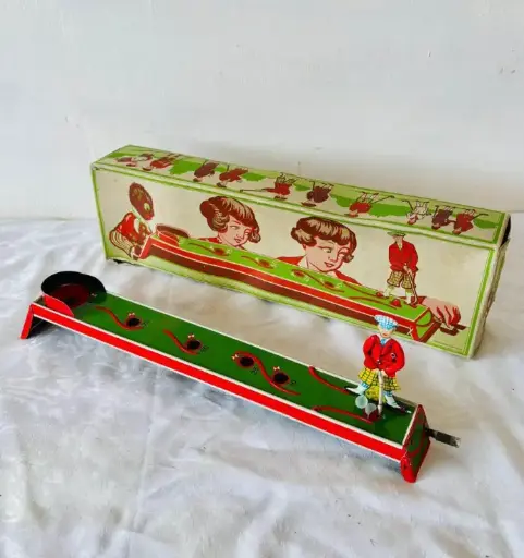 Vintage west German rare golf tin toy in original box. 35x10cm